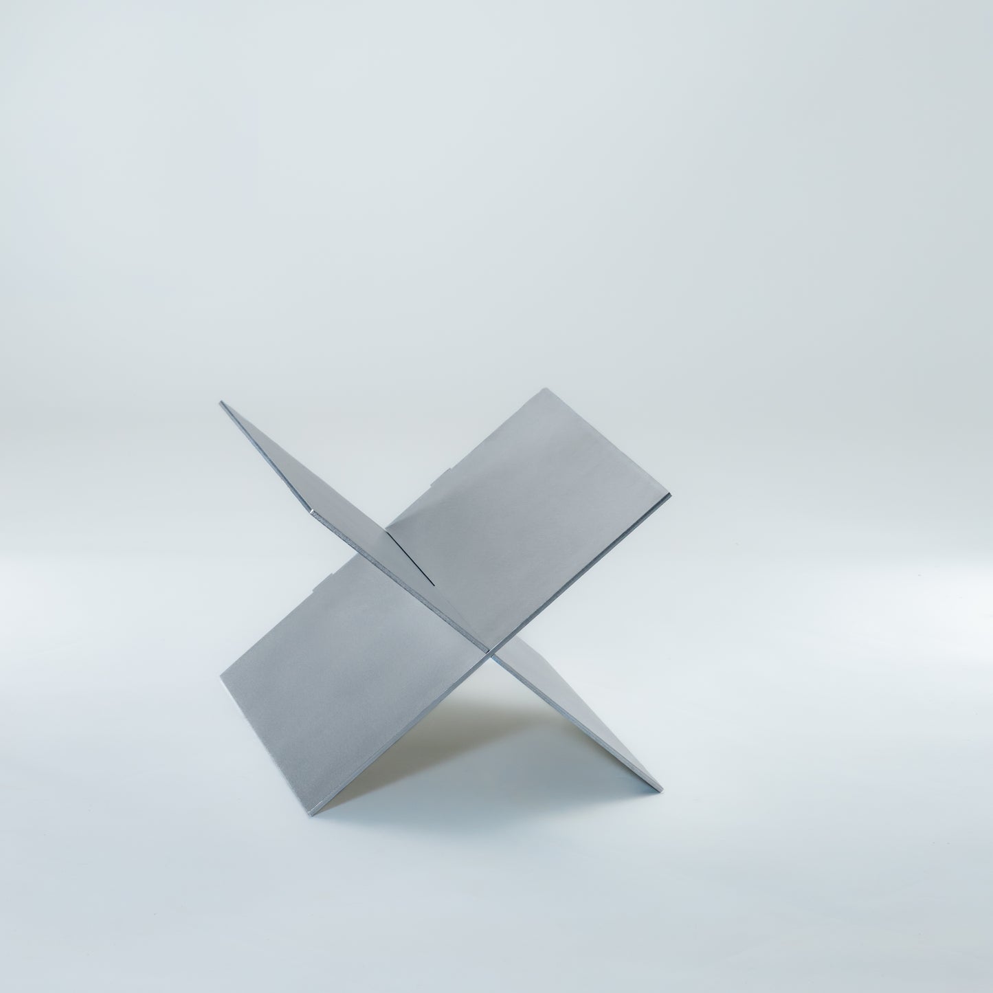 Der 'PiO' Beistelltisch / Zeitschriftenständer Aluminium - BAMEO Möbel
