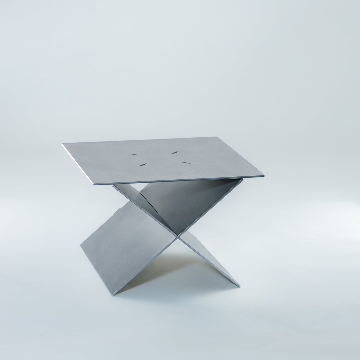 Der 'PiO' Beistelltisch / Zeitschriftenständer Aluminium - BAMEO Möbel