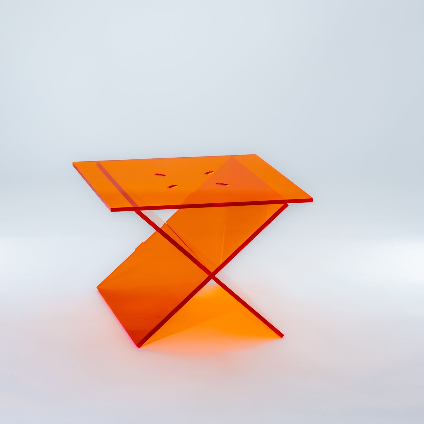 Der 'PiO' Beistelltisch / Zeitschriftenständer Acryl Orange - BAMEO Möbel