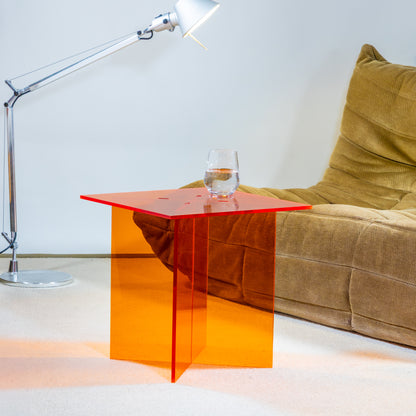 Der 'PiO' Beistelltisch / Zeitschriftenständer Acryl Orange - BAMEO Möbel
