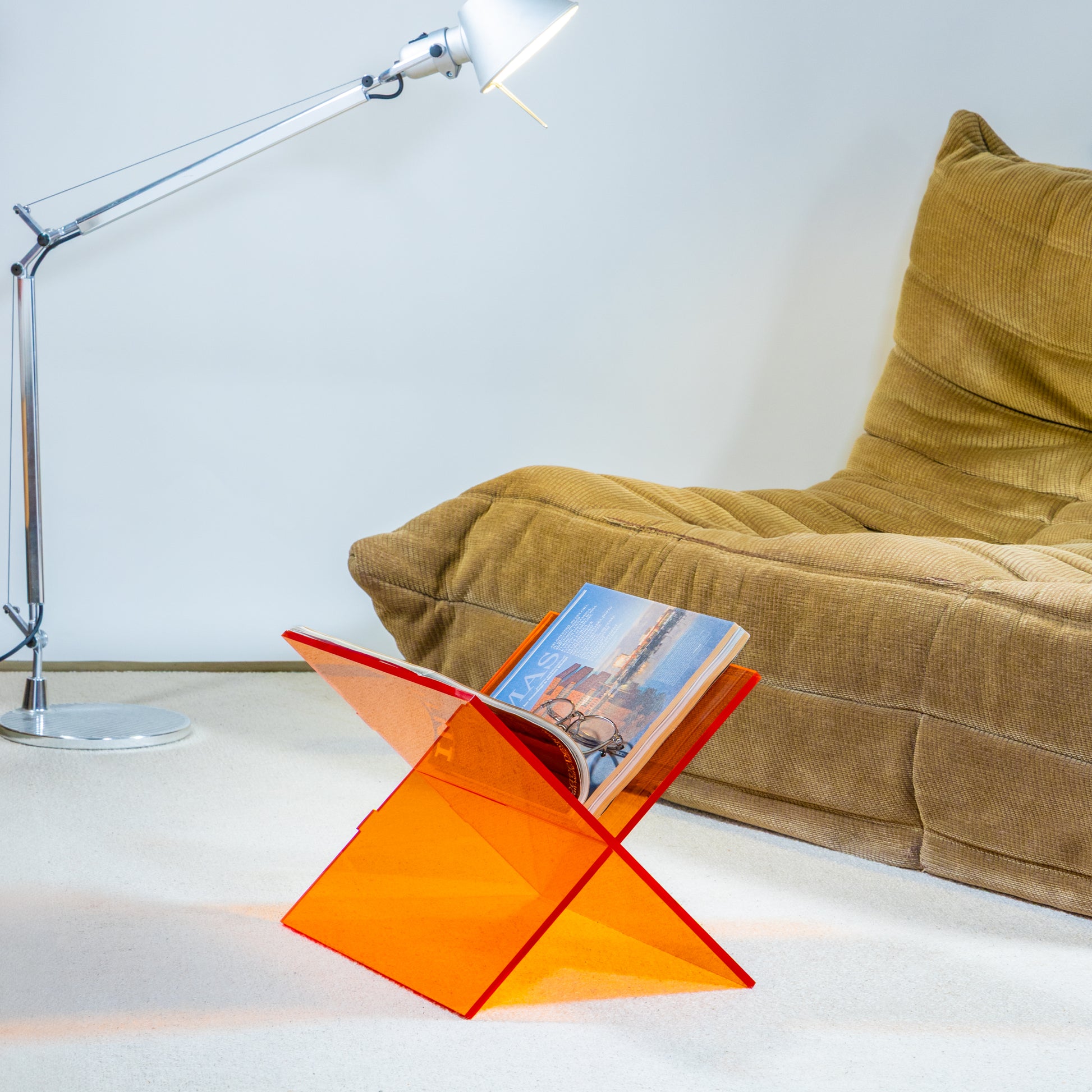 Der 'PiO' Beistelltisch / Zeitschriftenständer Acryl Orange - BAMEO Möbel