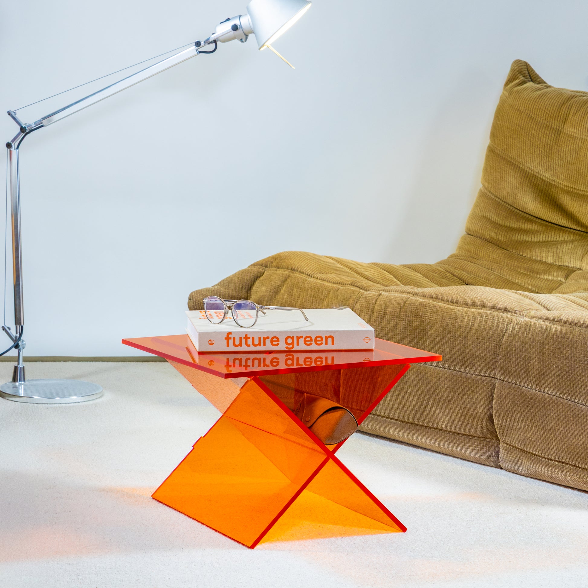 Der 'PiO' Beistelltisch / Zeitschriftenständer Acryl Orange - BAMEO Möbel