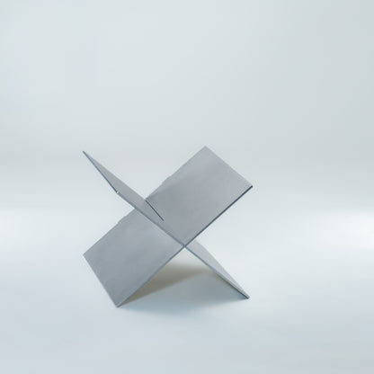 Der 'PiO' Beistelltisch / Zeitschriftenständer Aluminium - BAMEO Möbel