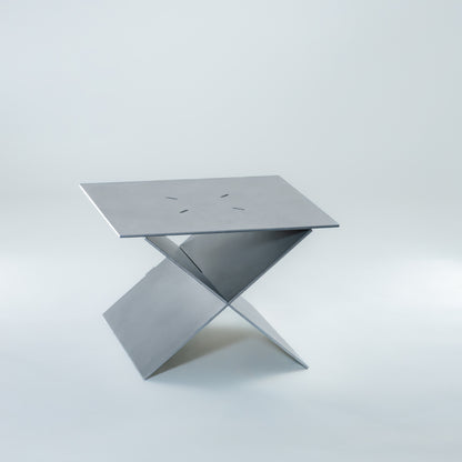 Der 'PiO' Beistelltisch / Zeitschriftenständer Aluminium - BAMEO Möbel