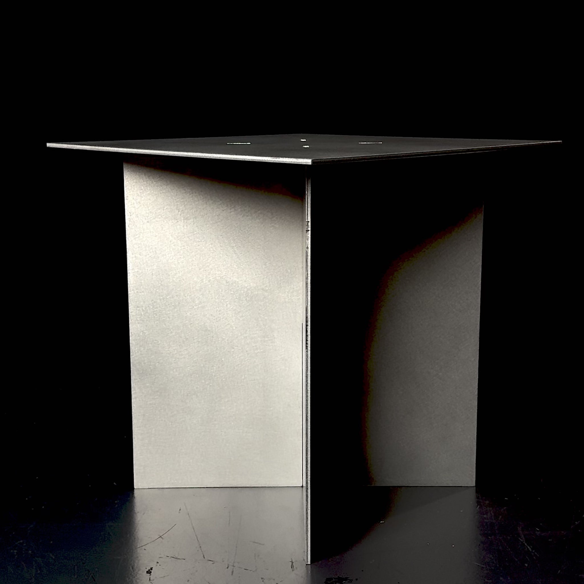 Der 'PiO' Beistelltisch / Zeitschriftenständer Aluminium - BAMEO Möbel